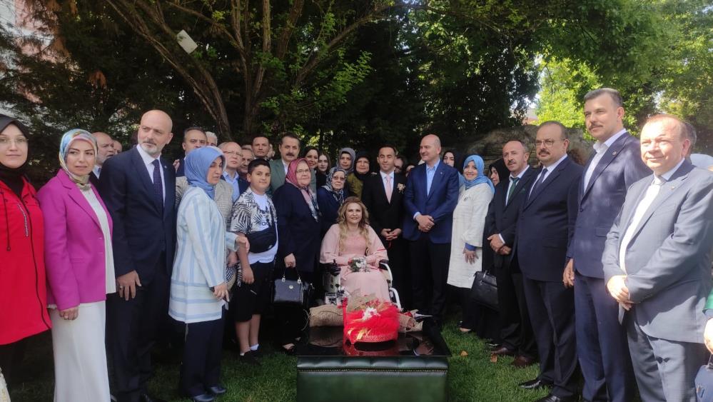 9 yıl önce bu fotoğraf ile tanınmışlardı! Nişanlandılar