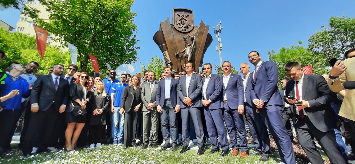 Anadolu Efes’in şampiyonluk heykeli törenle açıldı