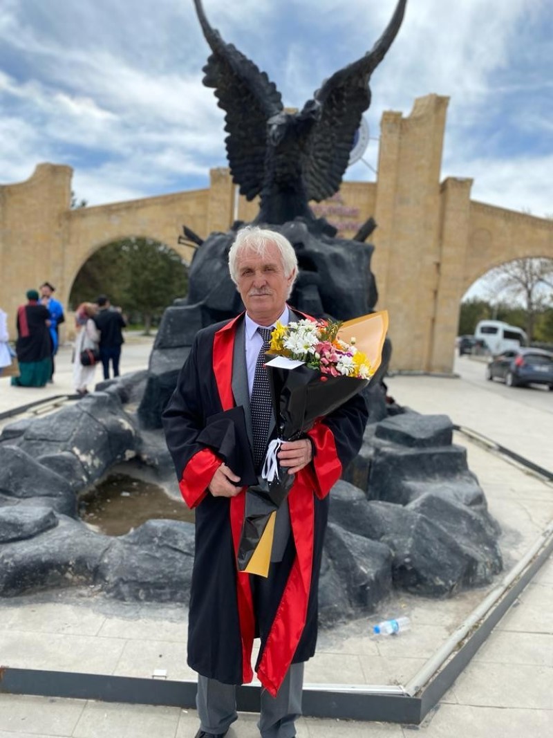 Emekli öğretmen 62 yaşında hayalindeki Hukuk Fakültesi’nden mezun oldu