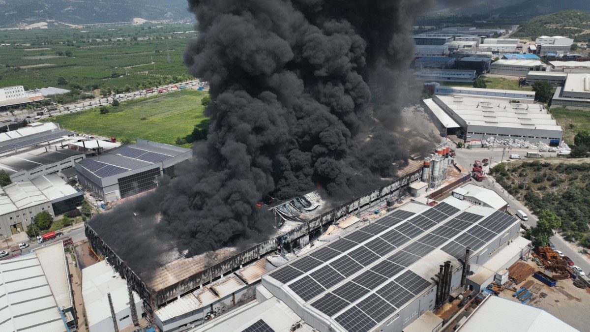 Bursa'daki yangın sonrası hurda haline dönen fabrika havadan görüntülendi