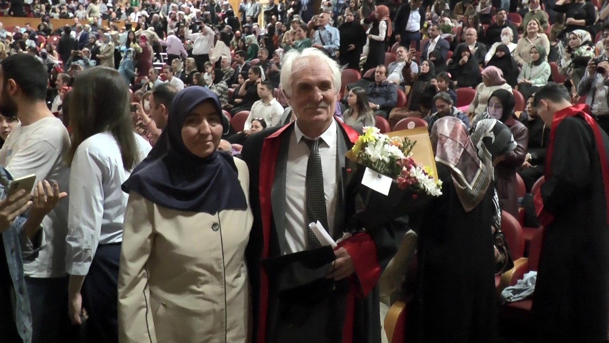 Emekli öğretmen 62 yaşında hayalindeki Hukuk Fakültesi’nden mezun oldu