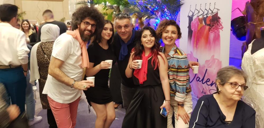 Annesinin çeyizini modaya dönüştürdü