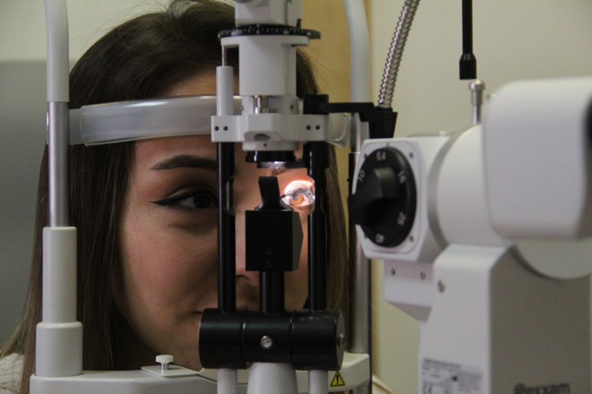 Çocuk fotoğraflarında kırmızı çıkan göz bebeği rengi sağlık habercisi