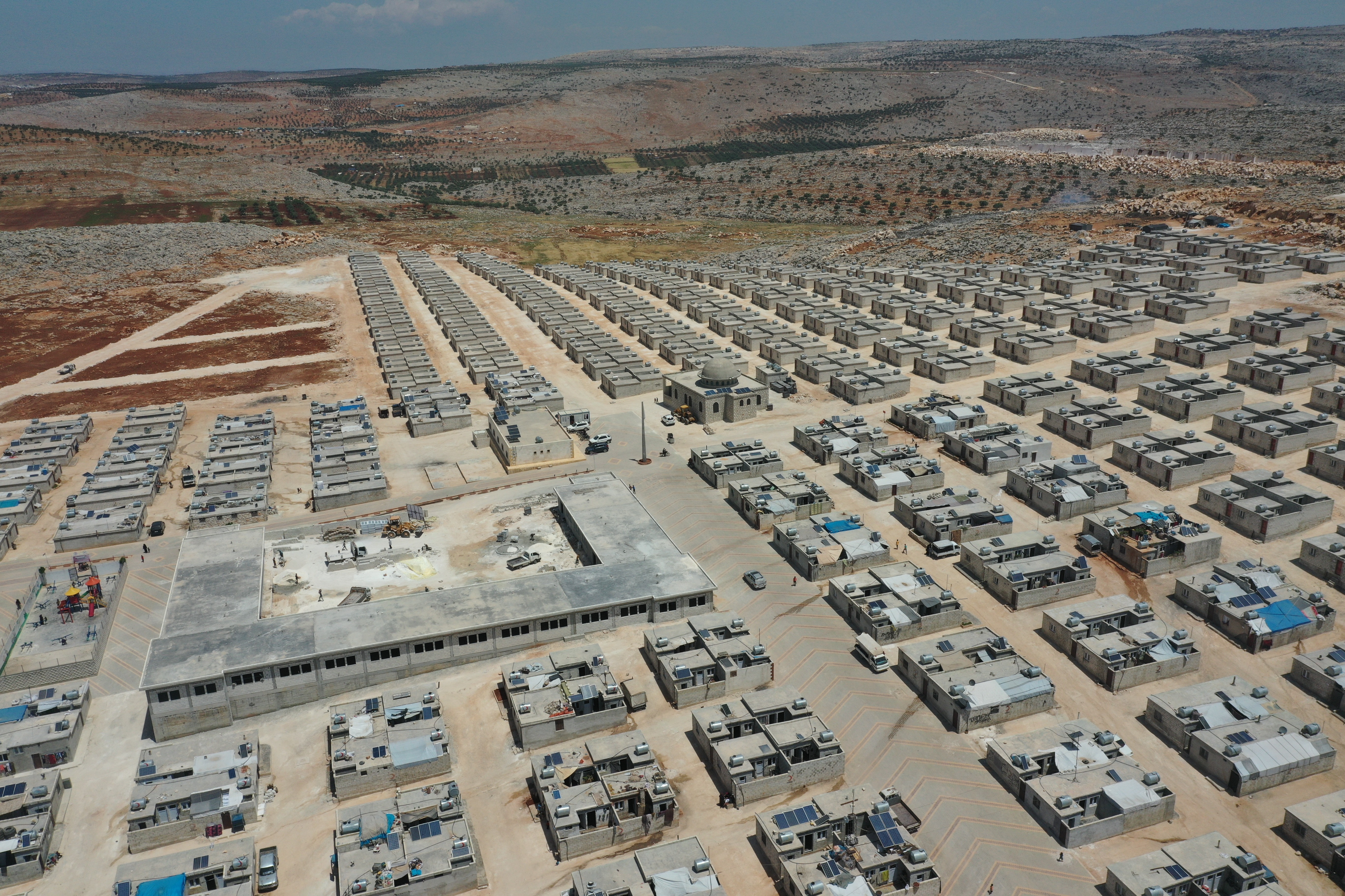 Kızılay Suriye’de 2 bin 461 adet briket evi teslim etti