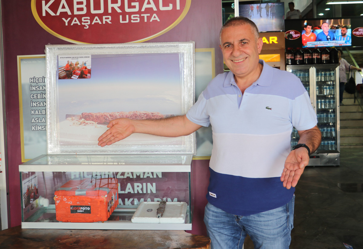 Uzaya gönderilen kebap ile fotoğraf çektirme kuyruğu