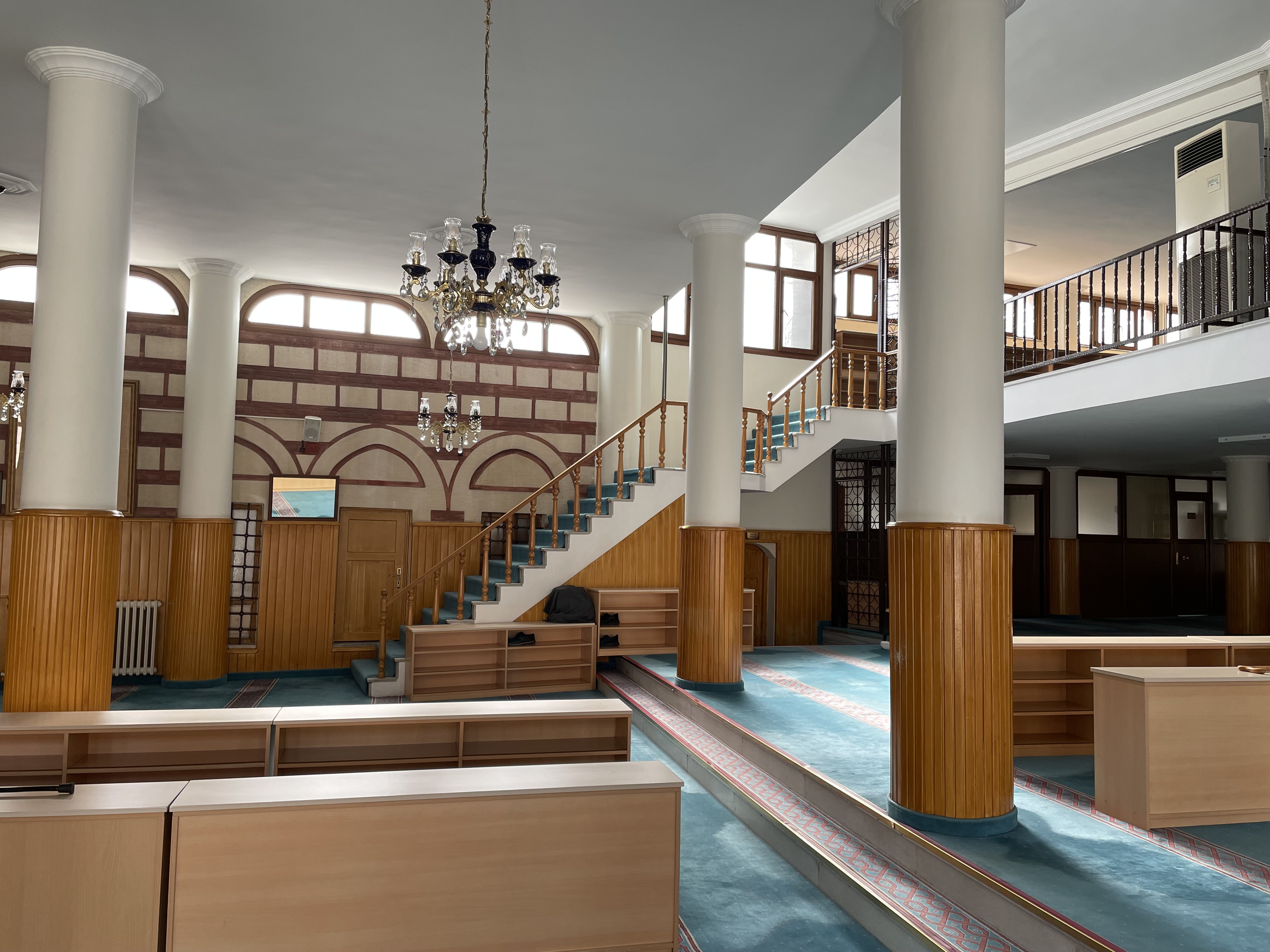 Kabe ölçülerine göre yapılan cami dikkat çekiyor