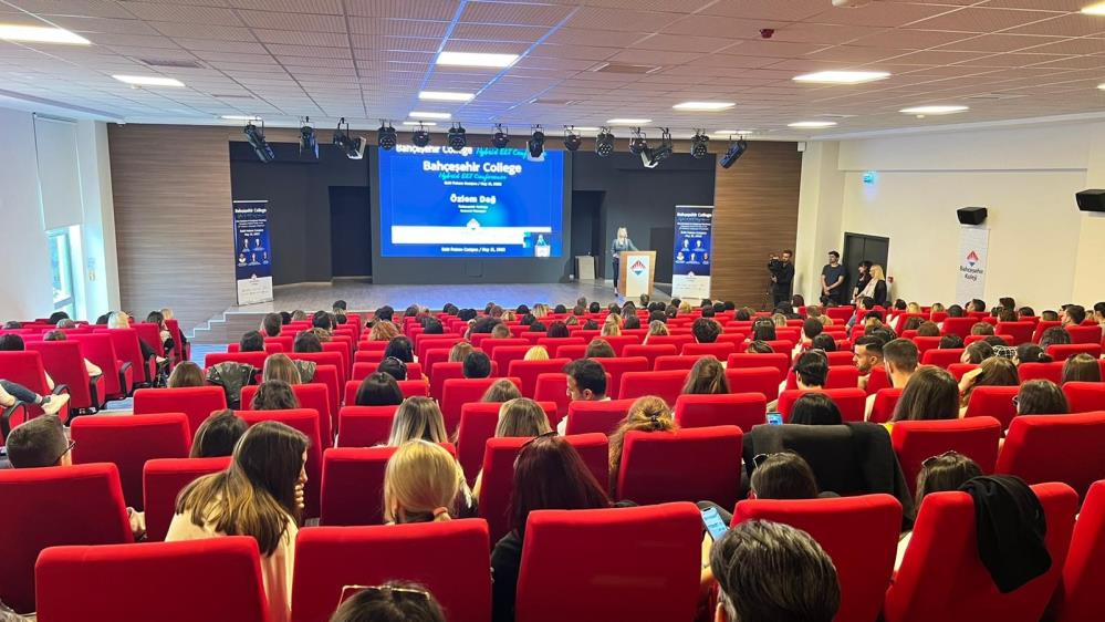 İngilizce öğretiminde yeni teknolojilerin entegrasyonu için bir araya gelindi