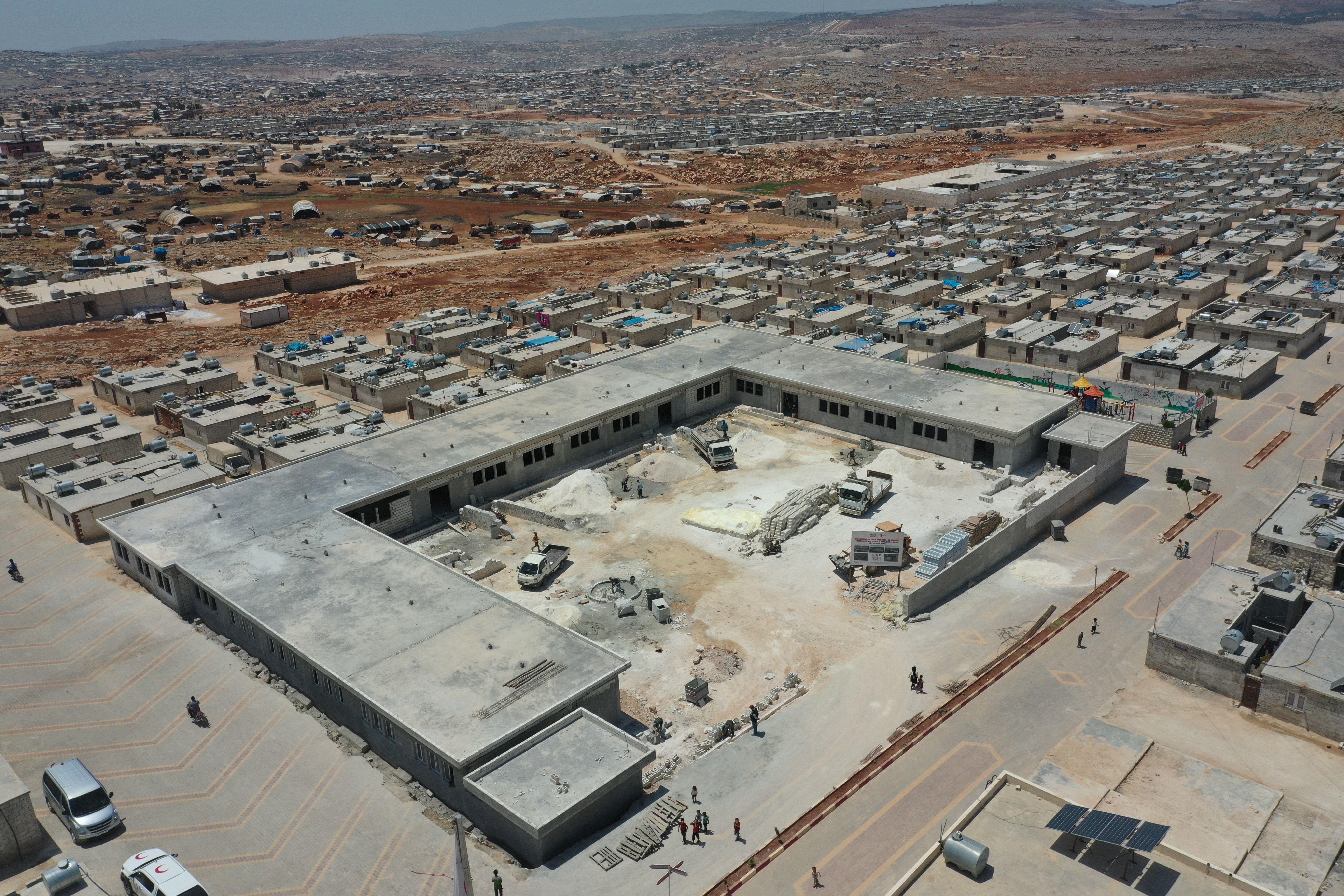 Kızılay Suriye’de 2 bin 461 adet briket evi teslim etti