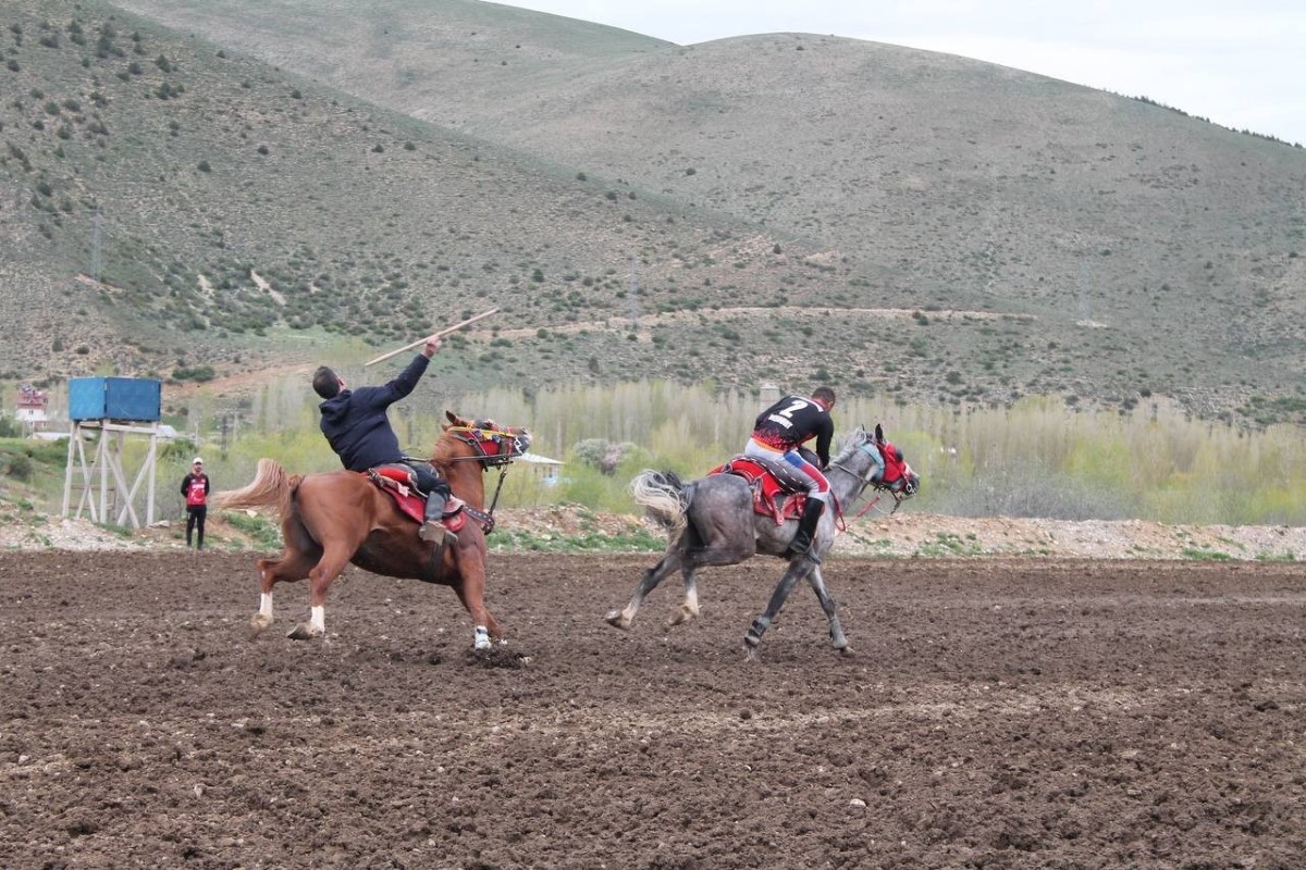 Muhabir cirit atının altında kalmaktan ani refleksle son anda kurtuldu