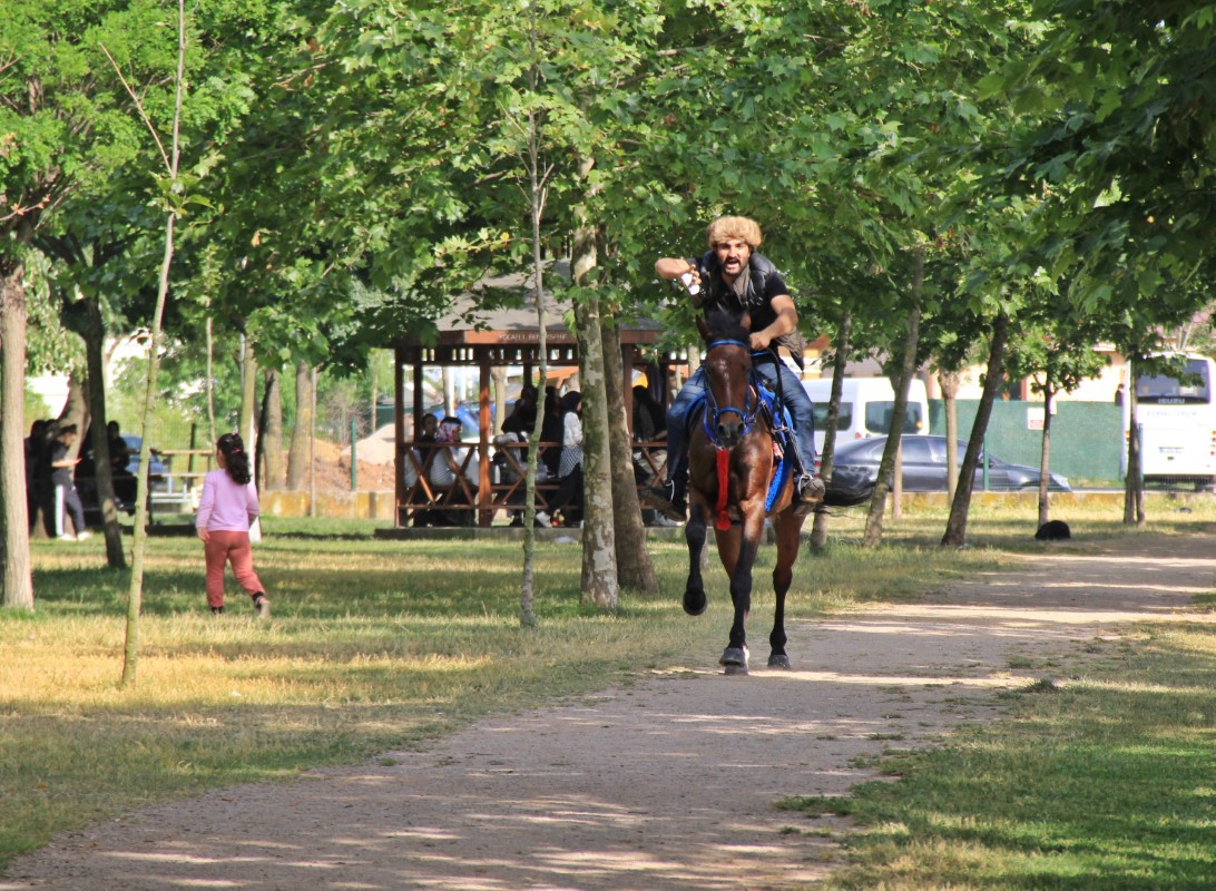 İşe atla gidiyor, sokakları onunla turluyor