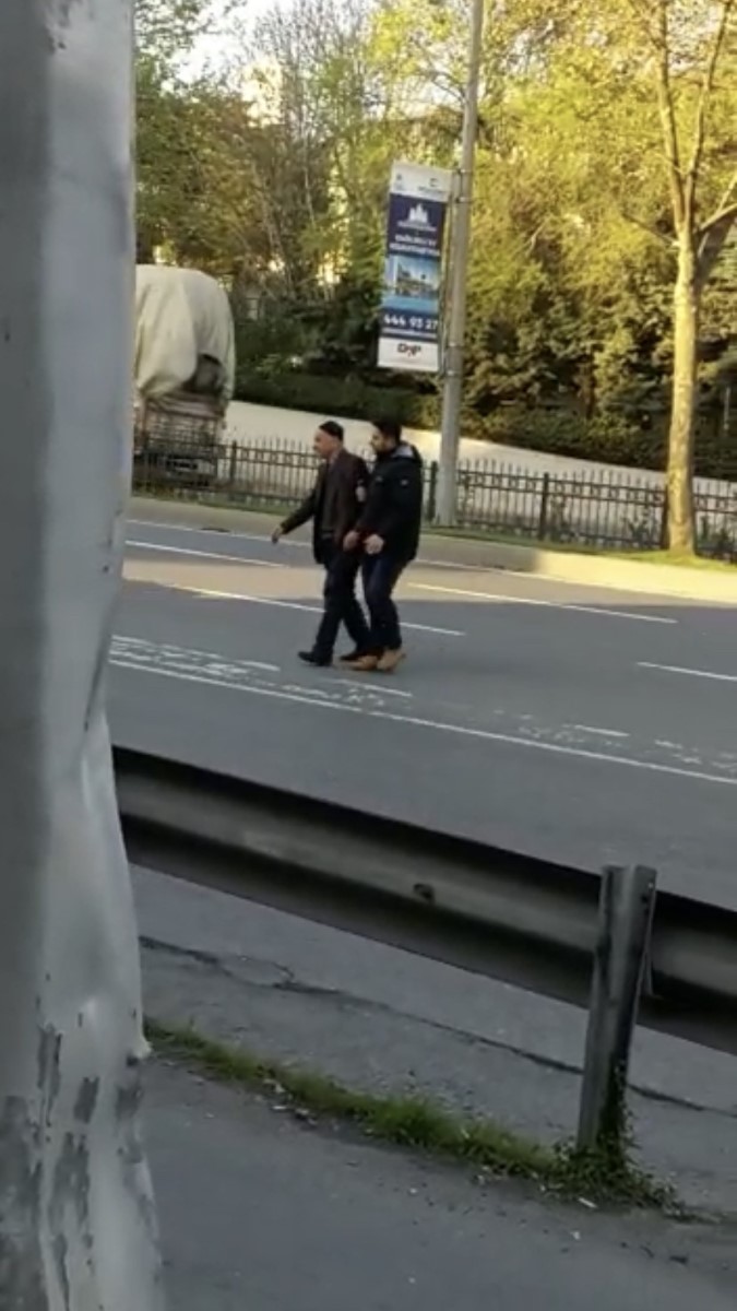 Genç adamdan insanlık örneği: Yaşlı adamı korkuluklardan kurtardı