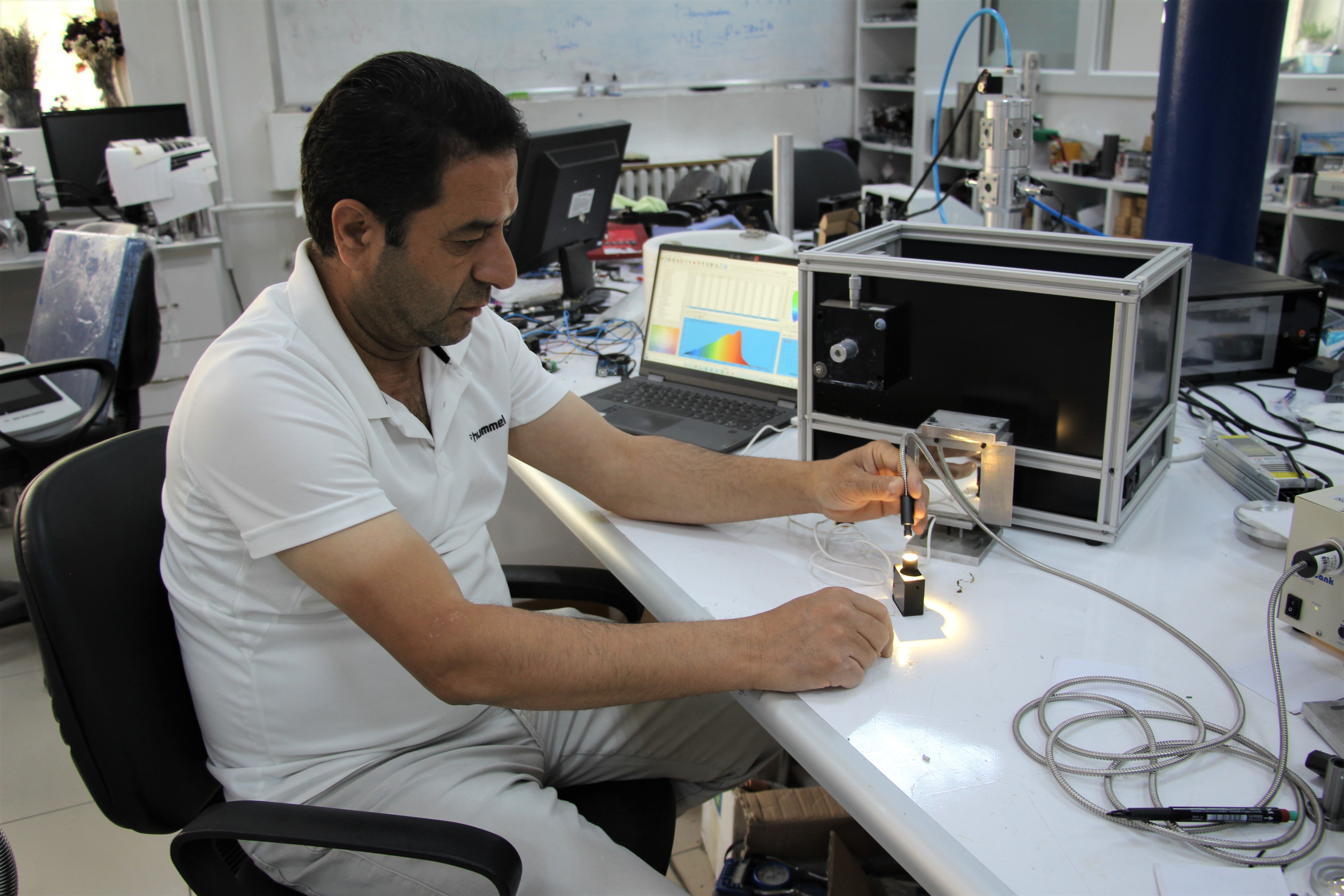 Türk profesörden önemli çalışma: Işık dalga boyu analizörü cihazı üretti