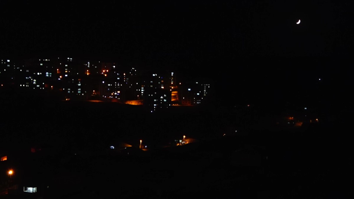 Yüksekova'da hilal ay hayran bıraktı