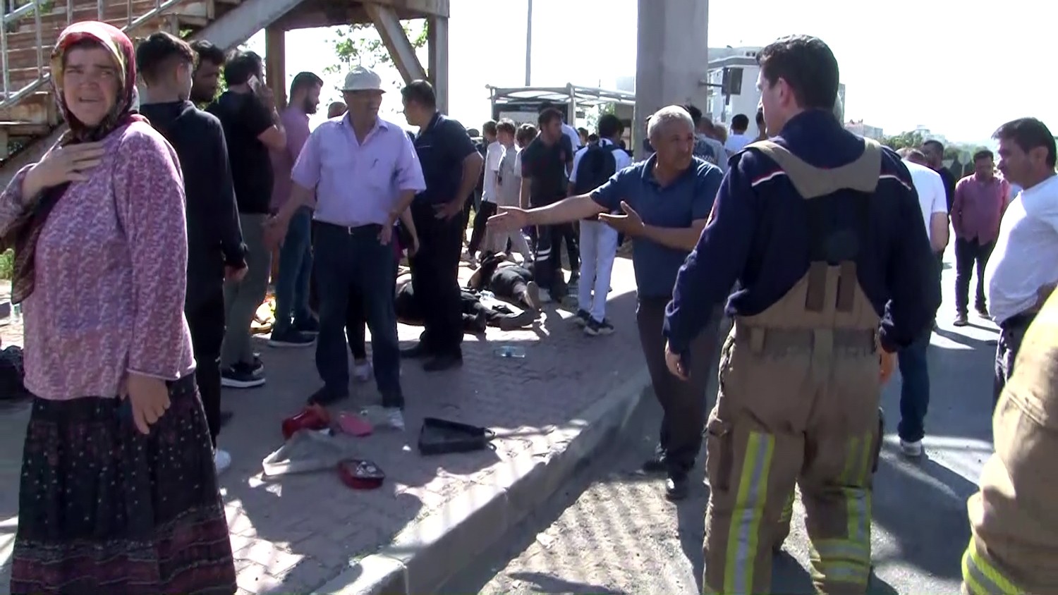 Büyükçekmece'de otomobil otobüs durağındaki öğrencilerin arasına daldı: 2 ölü, 14 yaralı