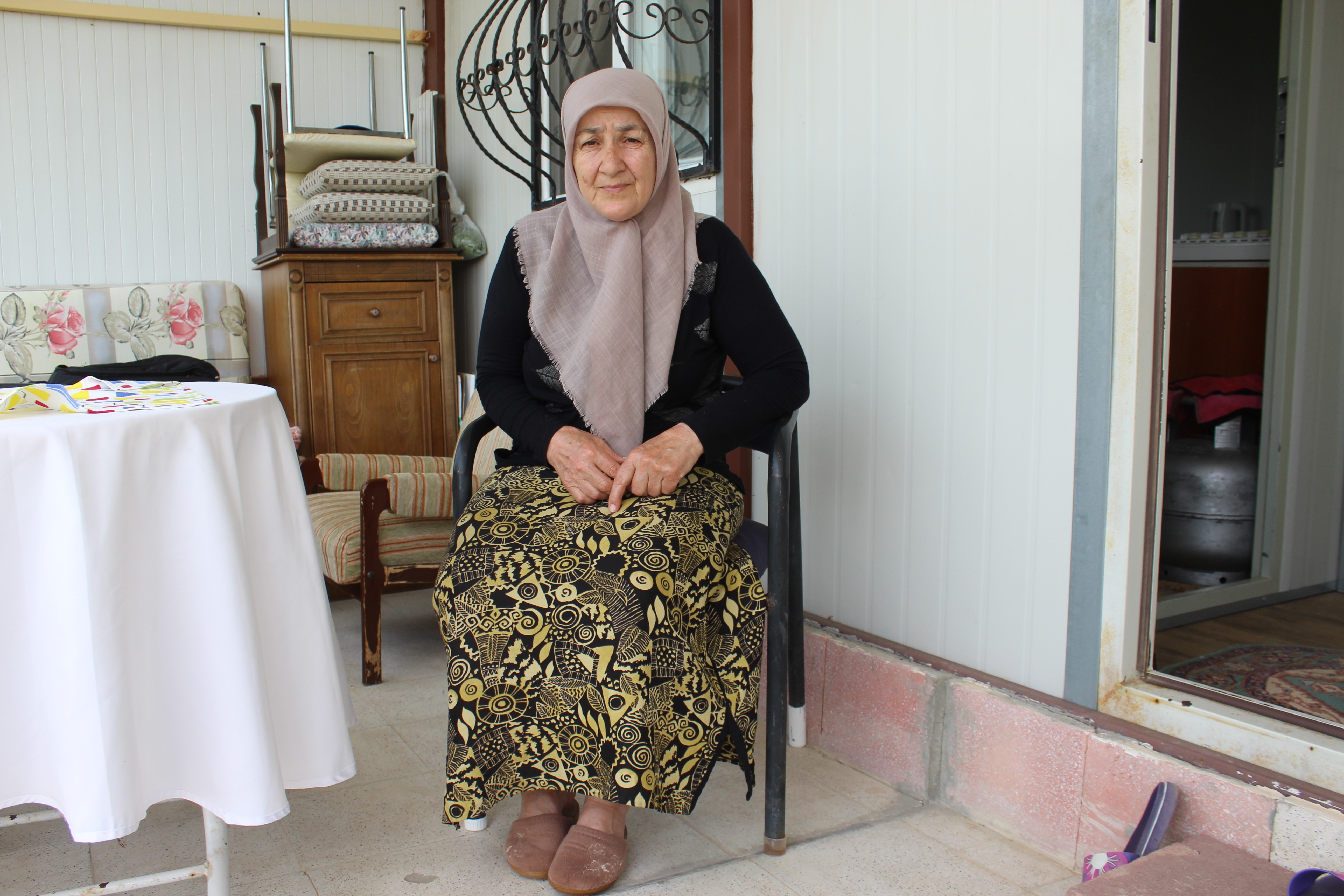 Başıboş köpeklerin saldırdığı yaşlı kadın ölümden döndü