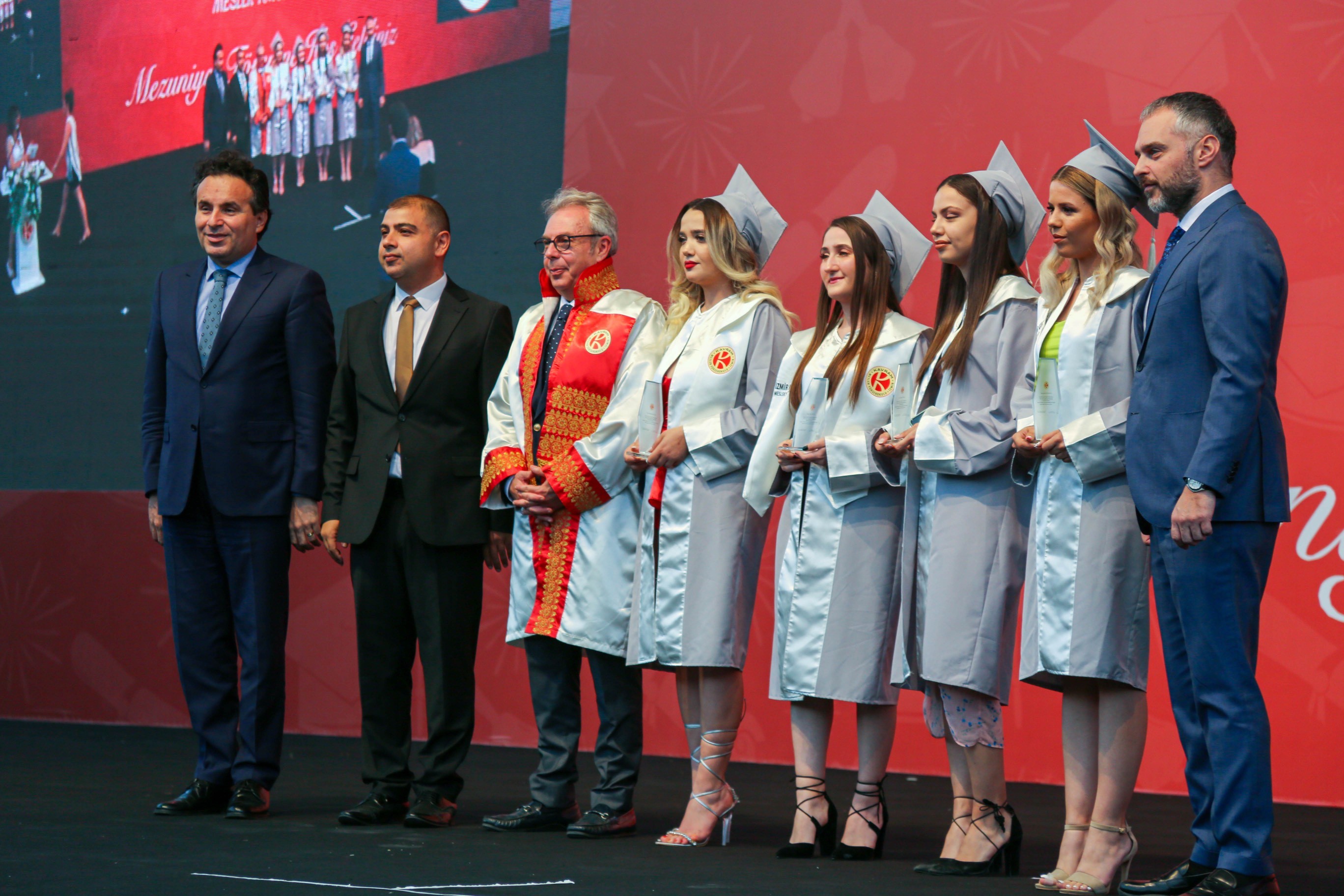 İzmirli öğrencilerden mezuniyet coşkusu