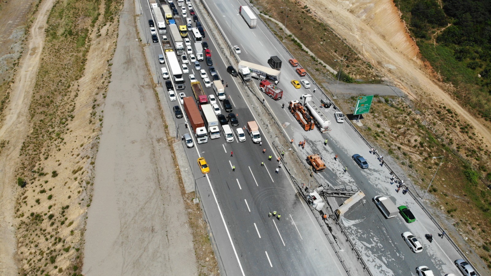 Pendik'te çimento yüklü kamyonla tır çarpıştı: 3 ağır yaralı