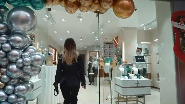 Ukraynalı mankenler, canlı müzikler ile 100 milyon dolar buhar oldu