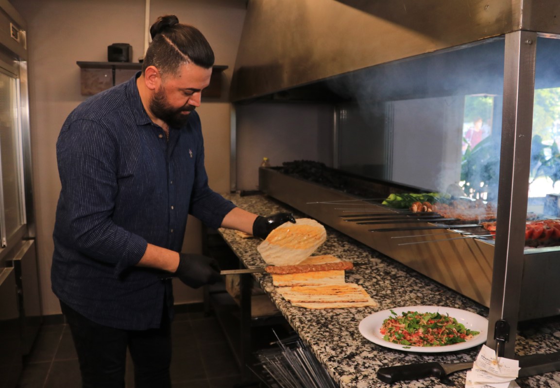 Eski usul Adana Kebabı yeniden yapıp satmaya başladı