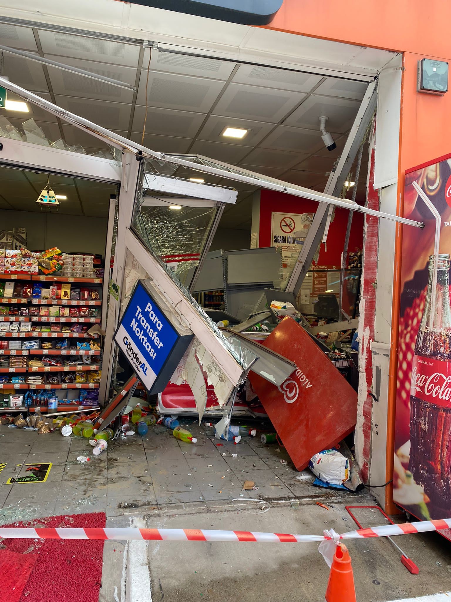 Minibüsle Migros'a daldı