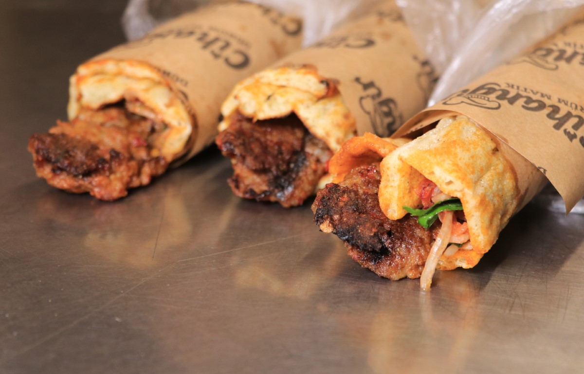 Eski usul Adana Kebabı yeniden yapıp satmaya başladı