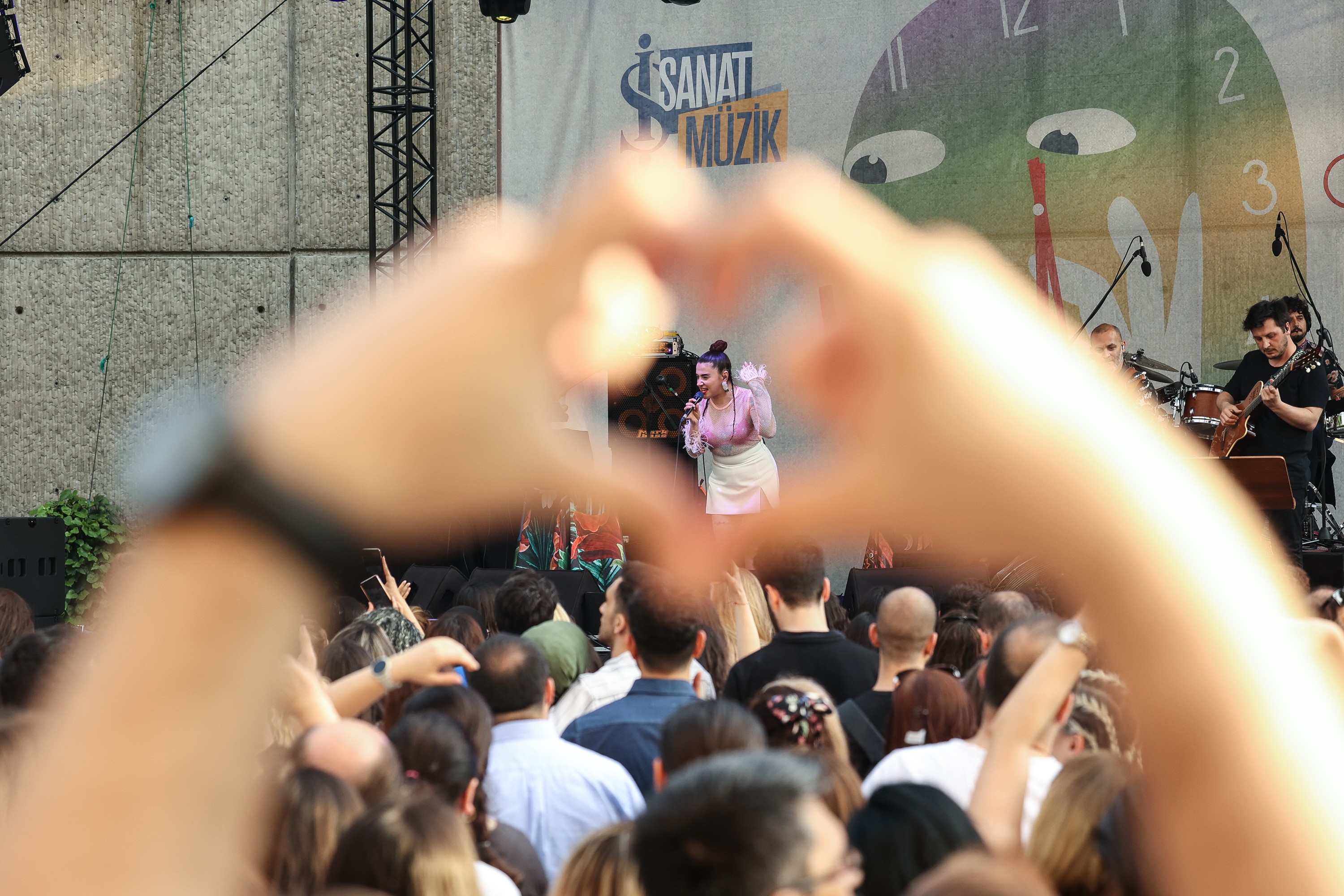 ‘Cuma İş Çıkışı’nda Sezen Aksu şarkılarına Ceylan Ertem yorumu