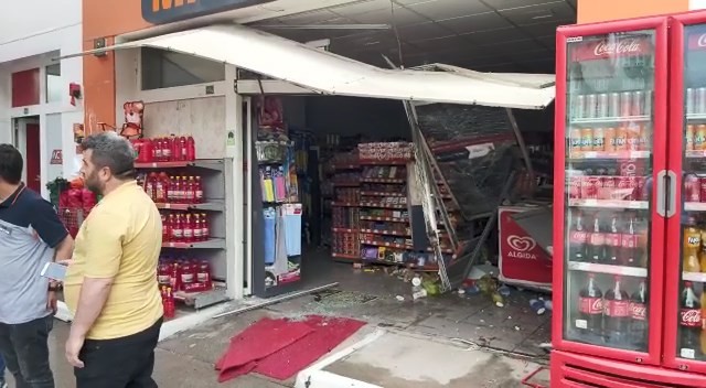 Minibüsle Migros'a daldı