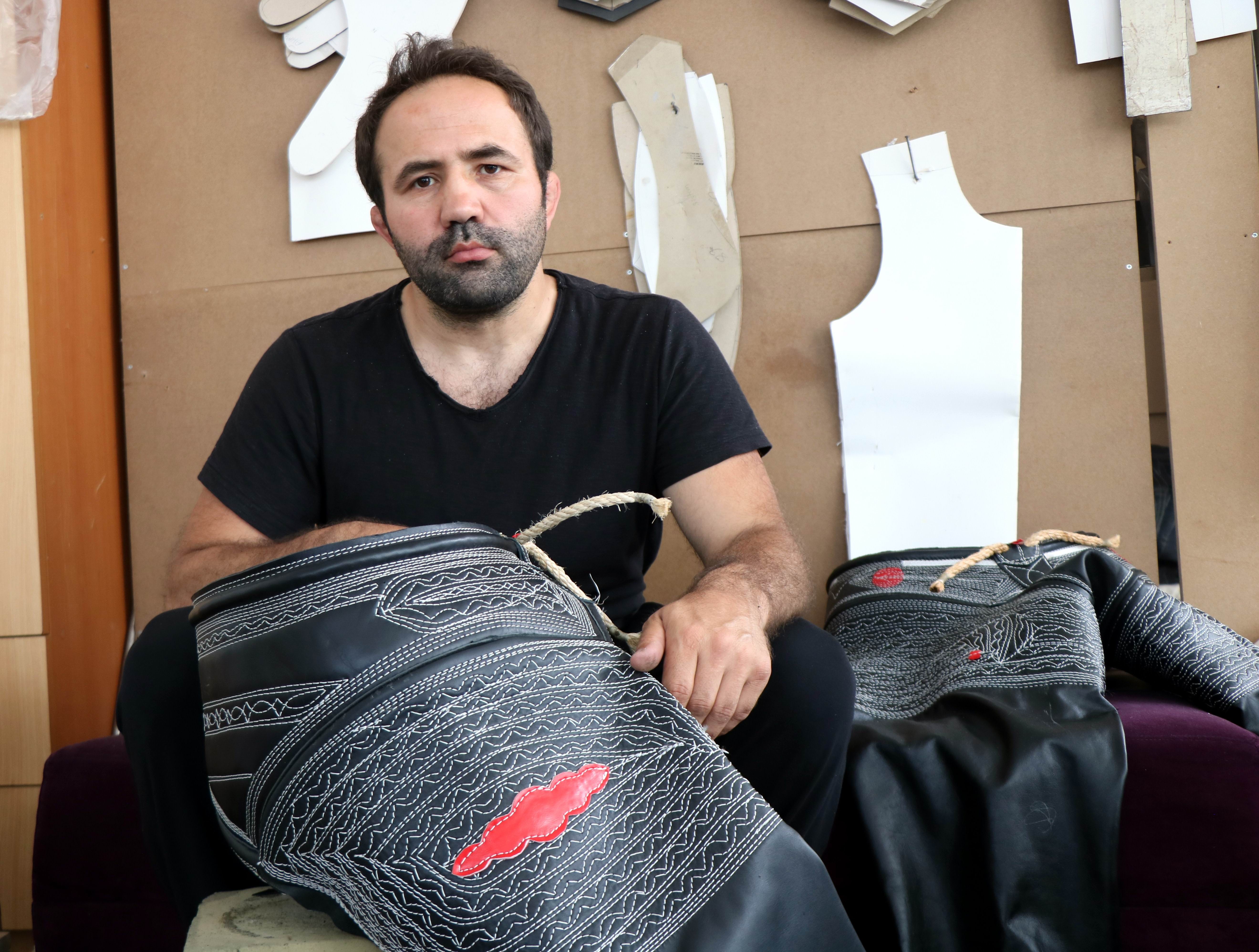 Günde 18 saat çalışarak kispetleri Kırkpınar’a yetiştirmeye çalışıyor