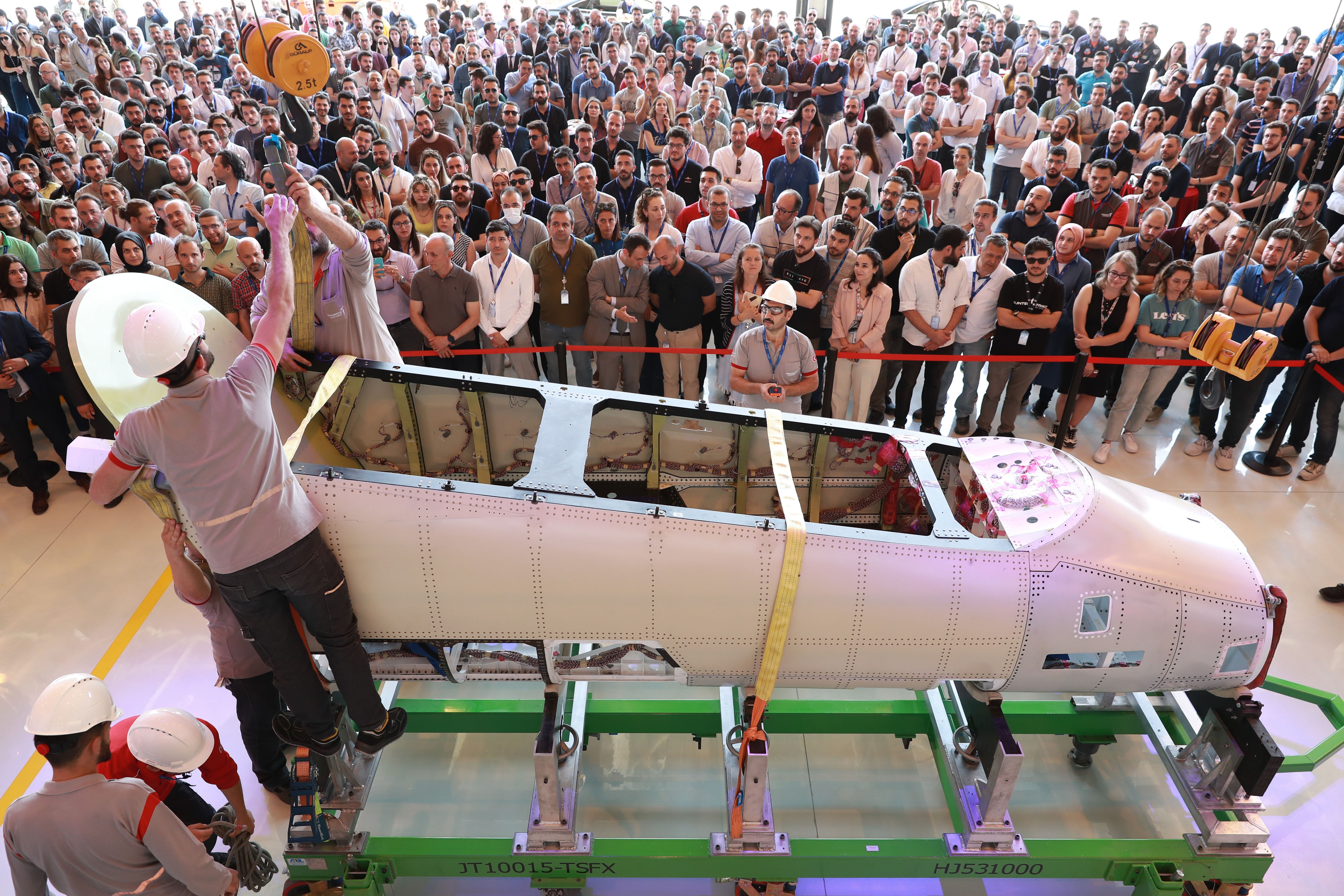 HÜRJET projesinde önemli gelişme: Üretilen ilk ön gövde montaj hattına taşındı