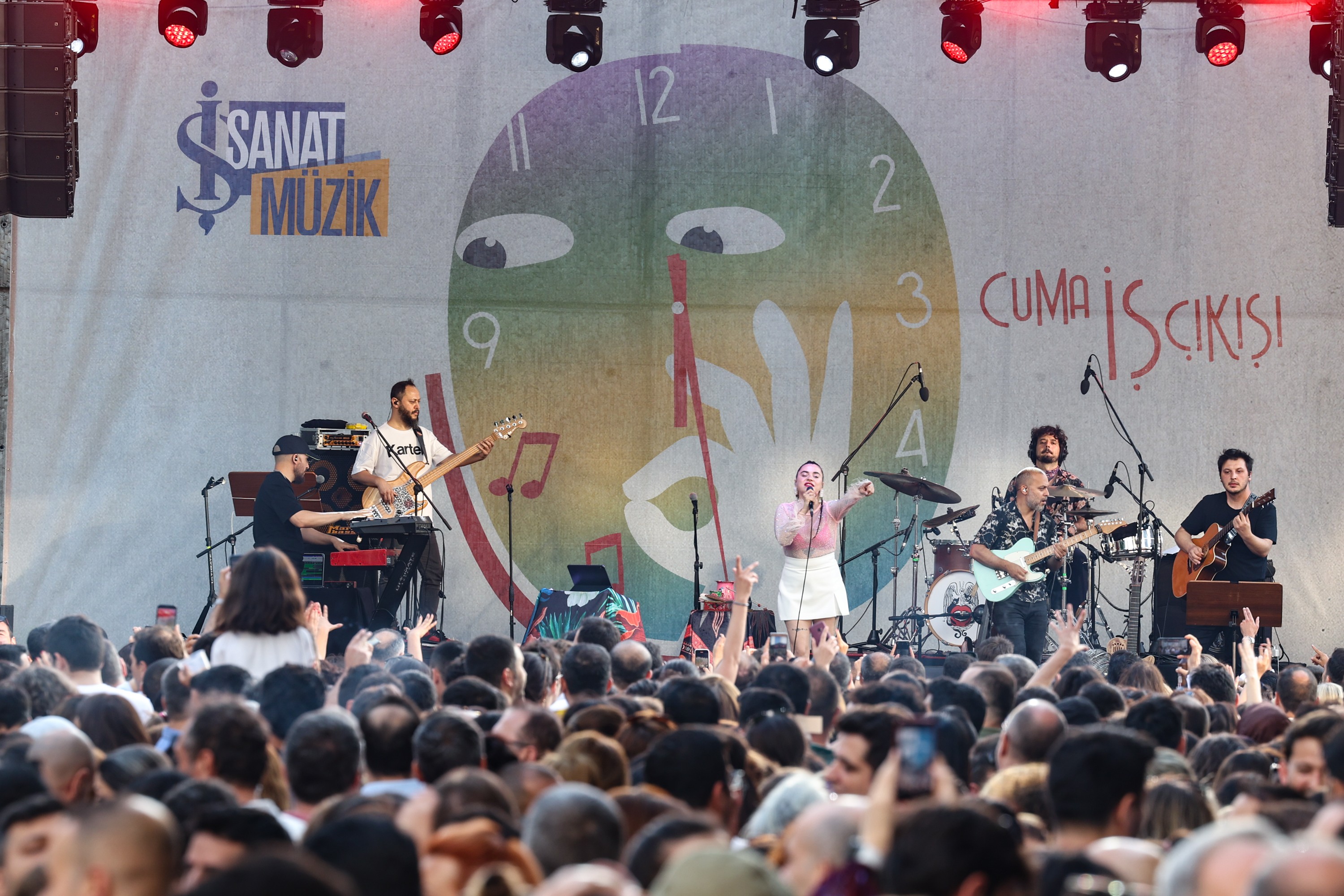 ‘Cuma İş Çıkışı’nda Sezen Aksu şarkılarına Ceylan Ertem yorumu