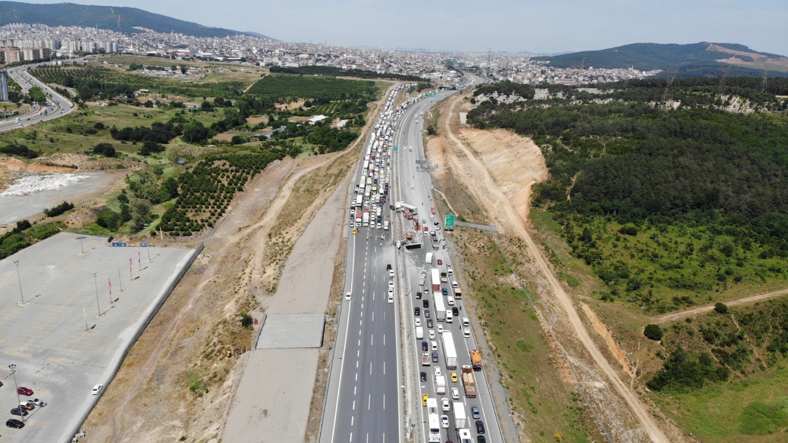 Pendik'te çimento yüklü kamyonla tır çarpıştı: 3 ağır yaralı