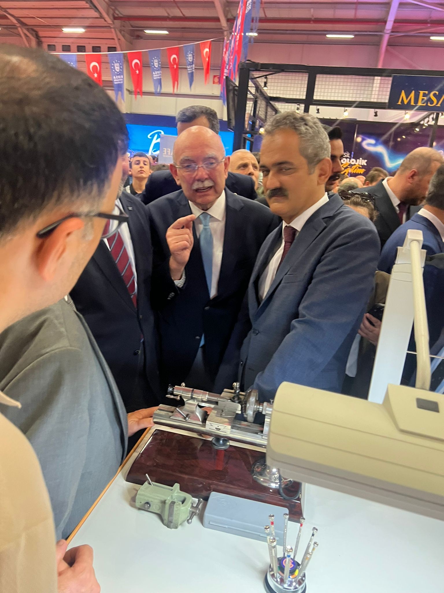 Bakan Özer'den mikromekanik öğrencilerine özel ilgi