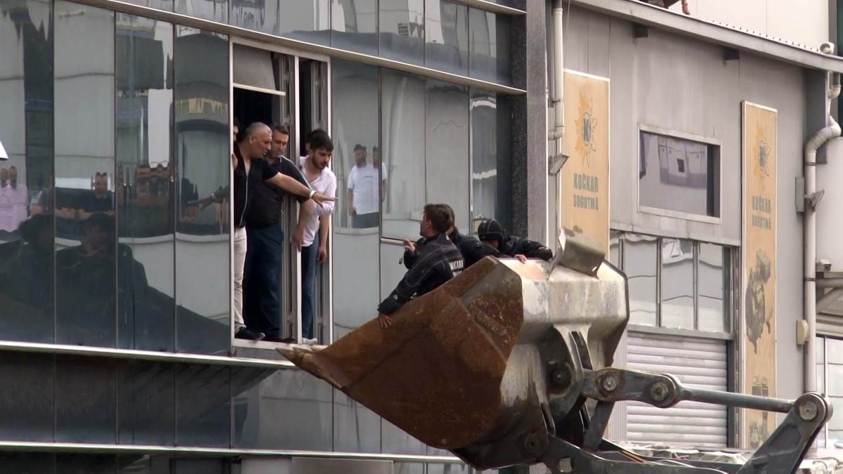 Başkent'te sağanak yağmur sonrası sokaklar göle döndü