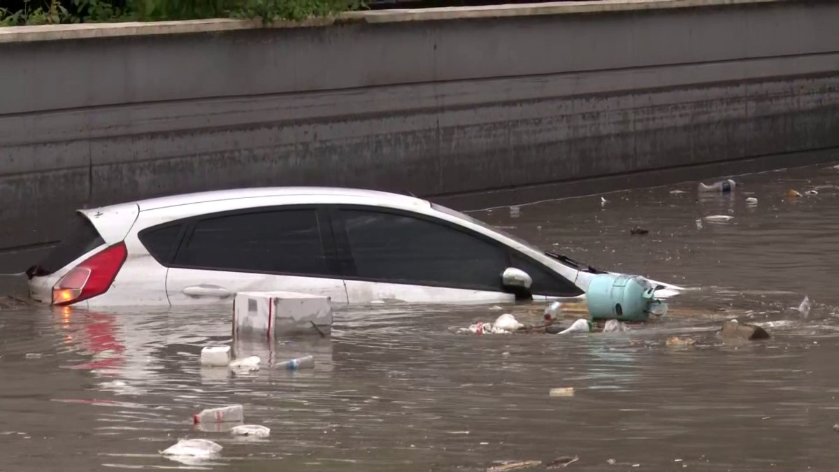 Başkent'te sağanak yağmur sonrası sokaklar göle döndü