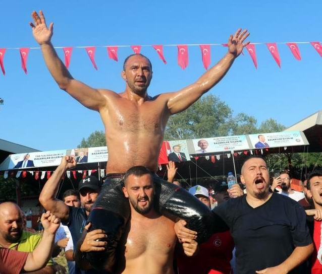 Günde 18 saat çalışarak kispetleri Kırkpınar’a yetiştirmeye çalışıyor