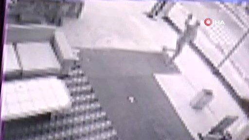 45 dakika boyunca hırsızlık yaptılar, kameraya el sallayarak dalga geçtiler