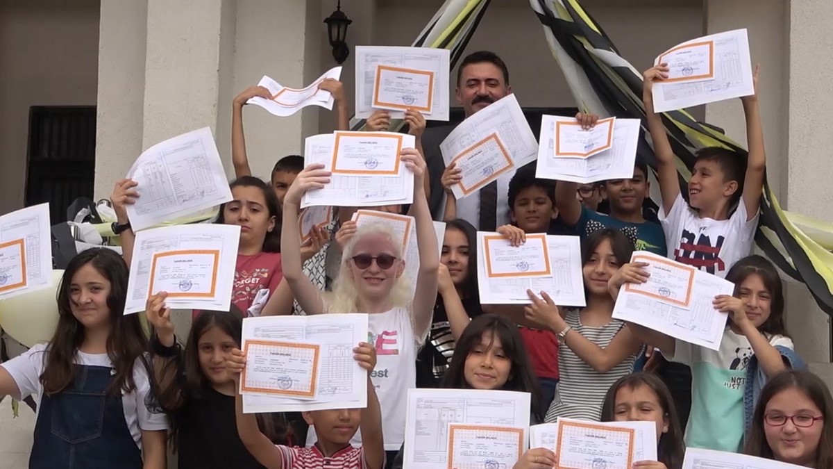 Öğrenciler karne heyecanı yaşadı