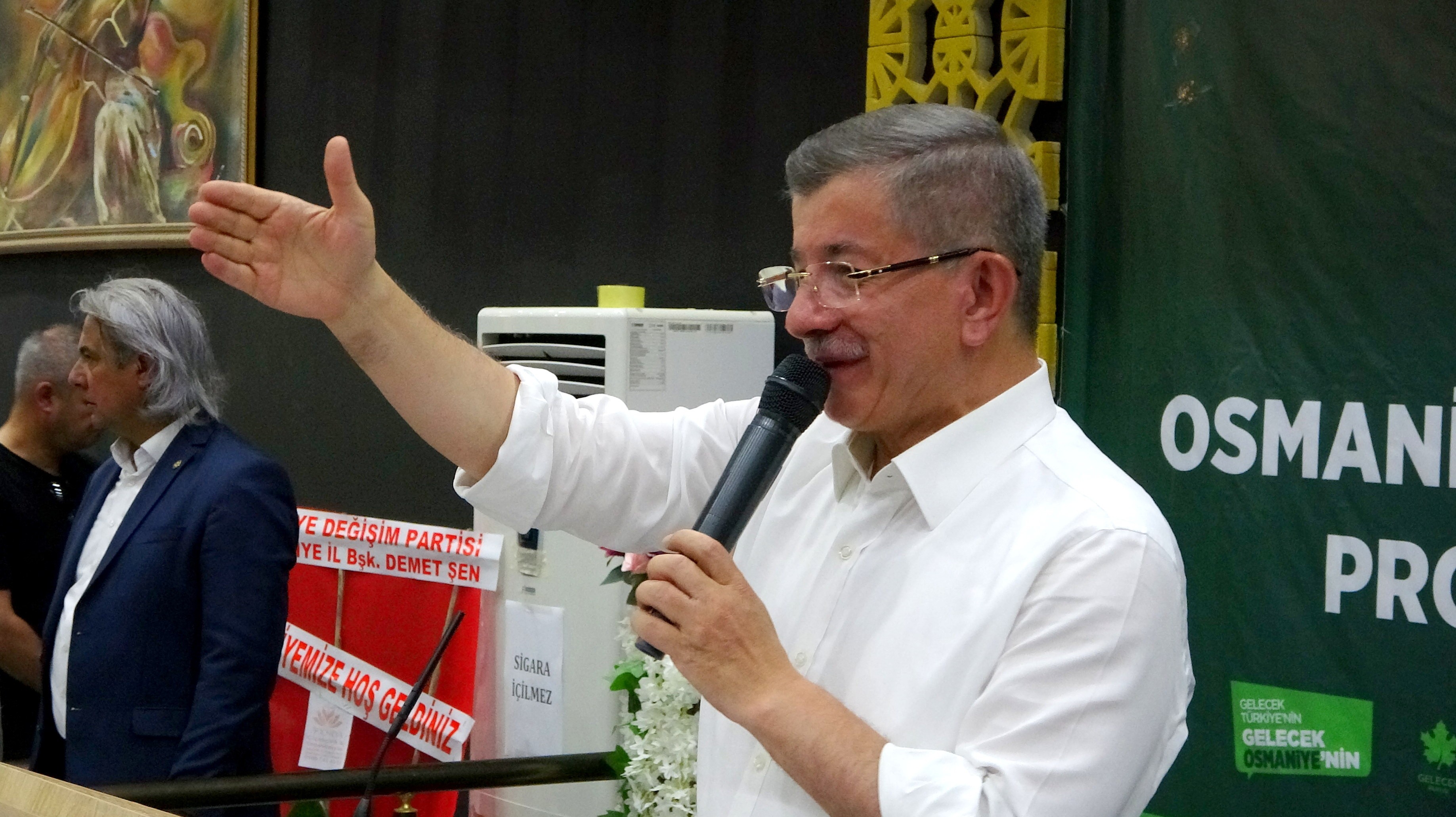 Davutoğlu’nun bozuk mikrofonla imtihanı