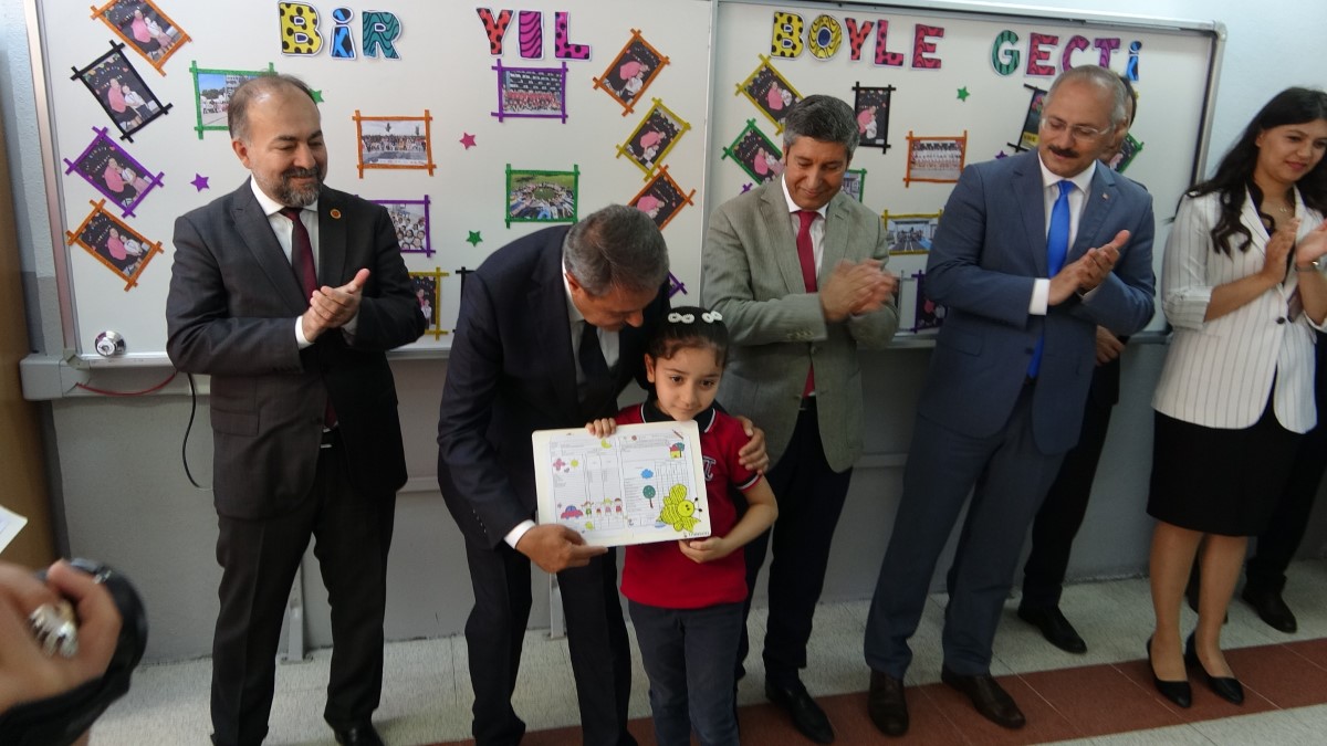 Öğrenciler karne heyecanı yaşadı