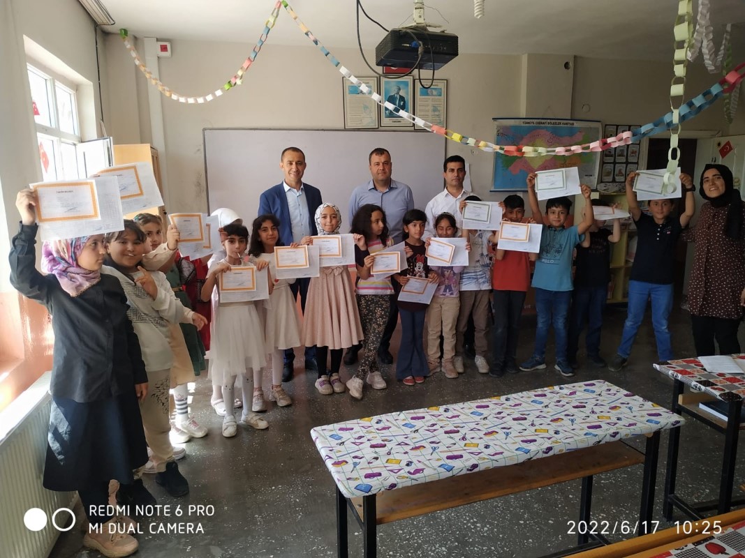 Öğrenciler karne heyecanı yaşadı