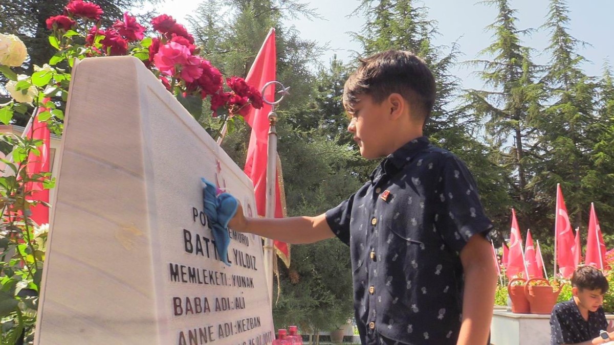 Şehit babalarının mezarını gül suyuyla temizlediler