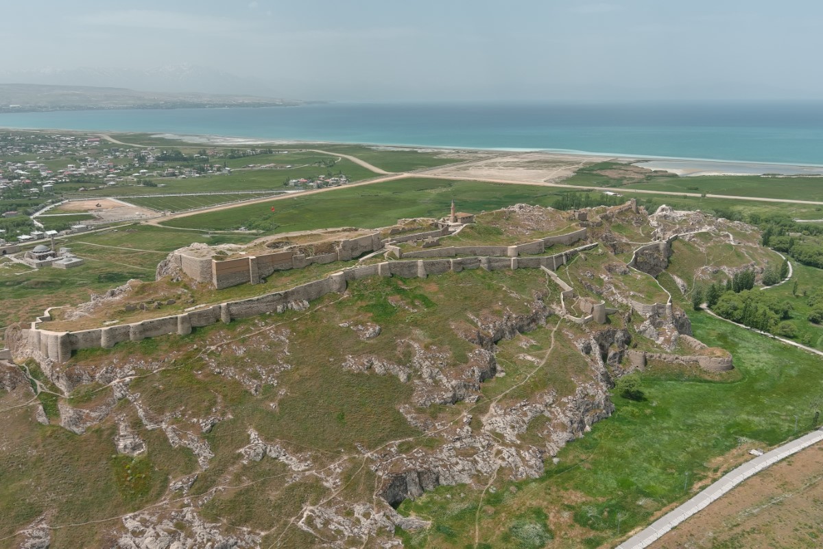 Tarihi Van Kalesi'nin gökyüzünden görüntüsü Çin Seddi'ni andırıyor