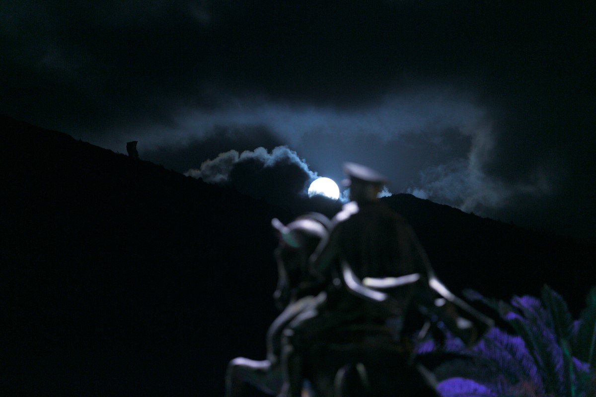 Hatay’da Atatürk büstü ile dolunay manzarası