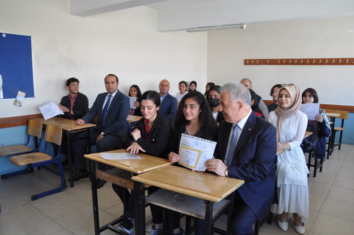 Öğrenciler karne heyecanı yaşadı