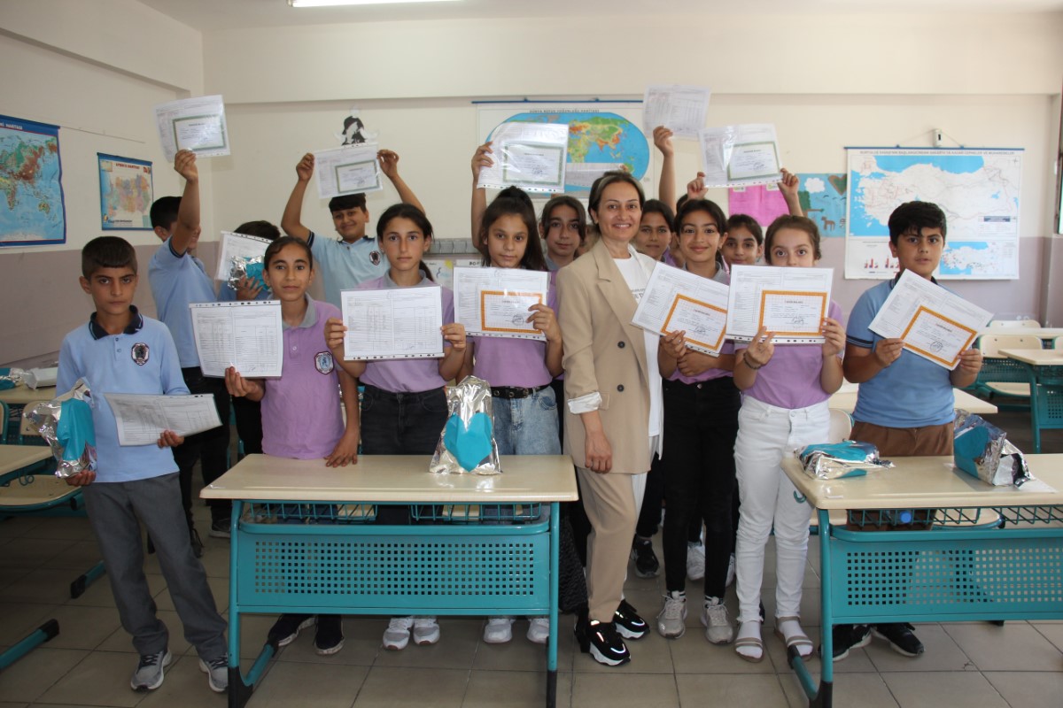 Öğrenciler karne heyecanı yaşadı