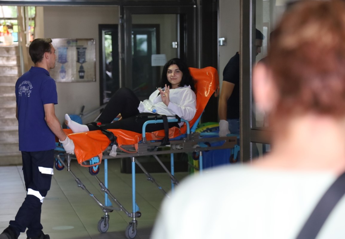 Trafik kazası geçiren genç sınava ambulansla geldi