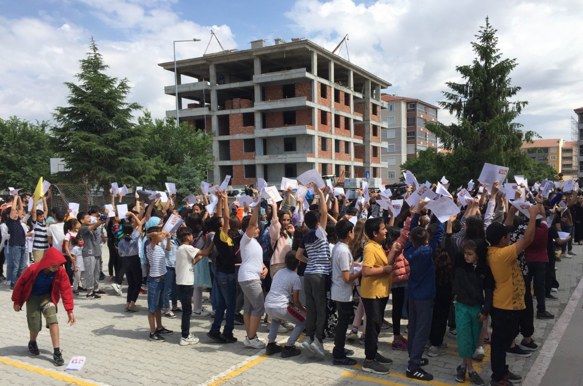 Öğrenciler karne heyecanı yaşadı