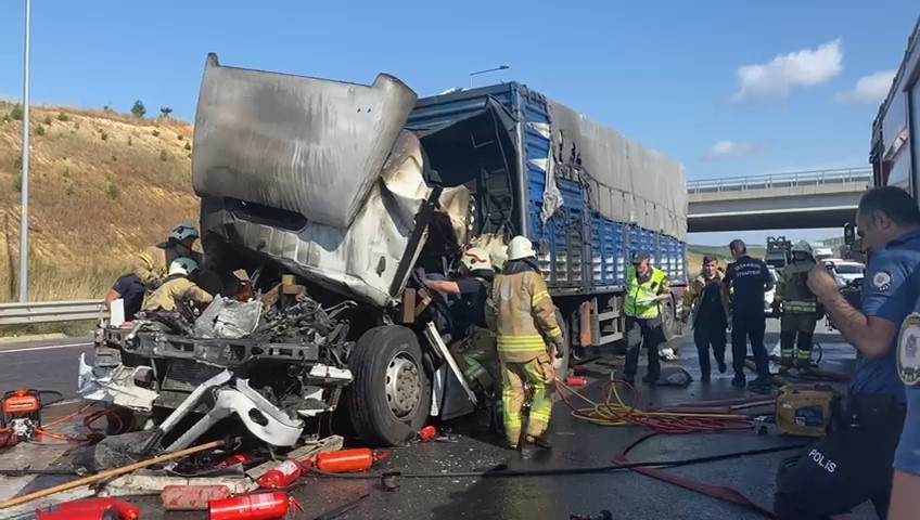 Sancaktepe’de iki tır çarpıştı, tırlardan biri alev aldı: 1 ölü