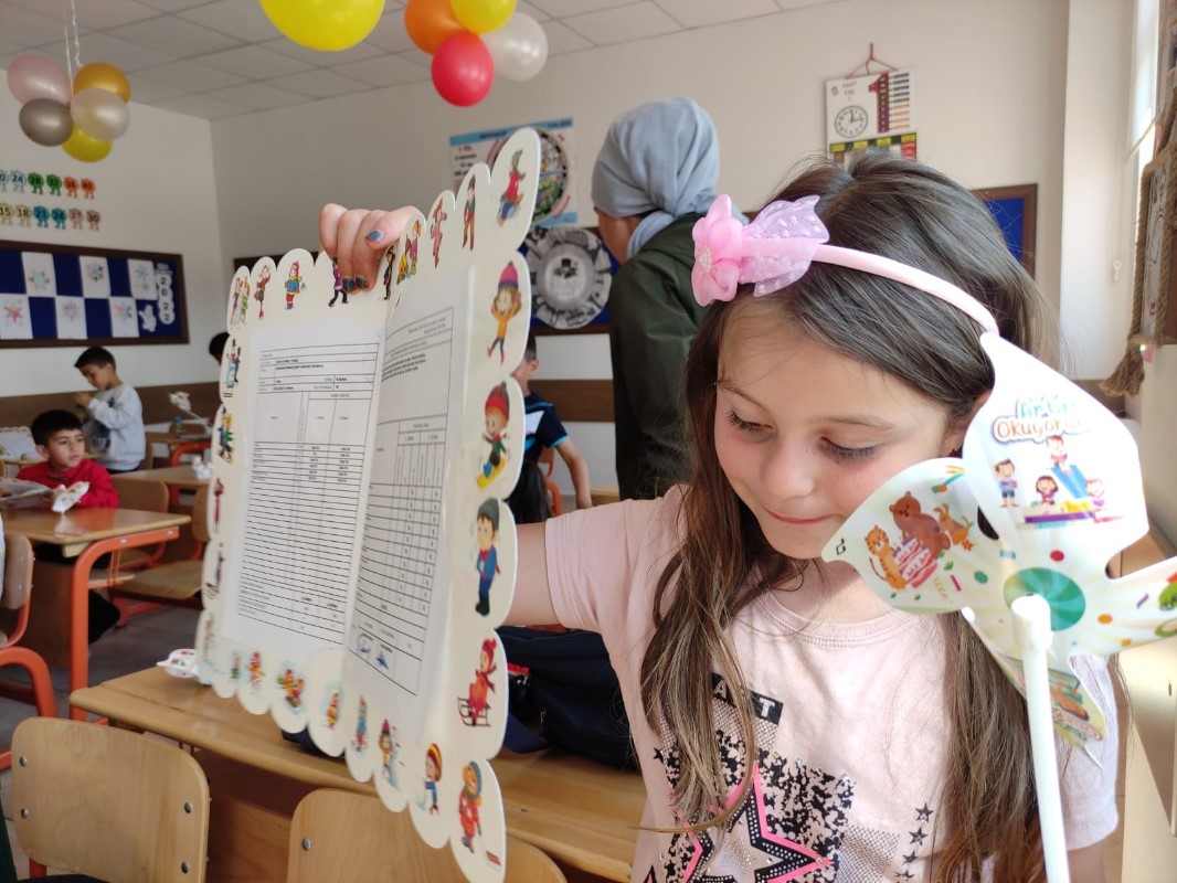 Öğrenciler karne heyecanı yaşadı