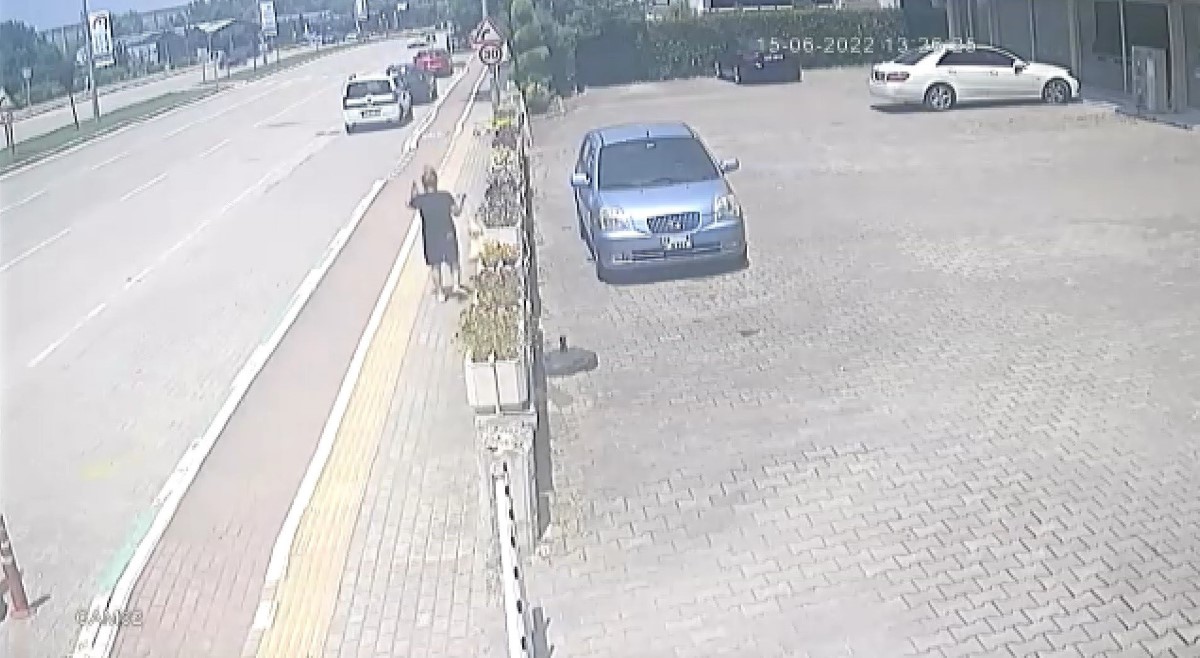 Çekiciye aracı yüklenirken yere bıraktığı çantalarını kadın hırsız böyle götürdü
